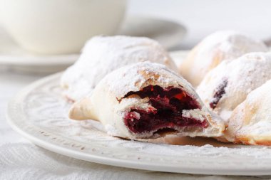 Ahşap arka plan üzerinde bir seramik tabak berry ile dolu lezzetli rustik hamur işleri.