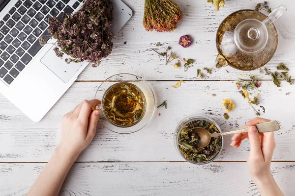 Kopp friska te, honung, helande örter, växtbaserade te sortiment och bär på bordet. Ovanifrån. Örtmedicin. — Stockfoto