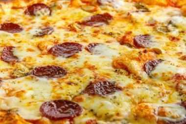 Taze ve lezzetli pizzanın yakın görüntüsü