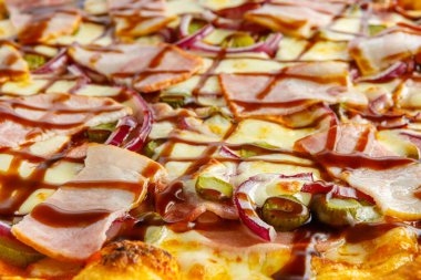 Pizza arka planı. Sosisli ve diğer malzemeli pizza yakından çekilir.. 