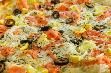 Taze ve lezzetli pizzanın yakın görüntüsü