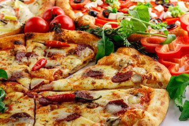 Bir parça lezzetli sebze ve peynirli pizza.