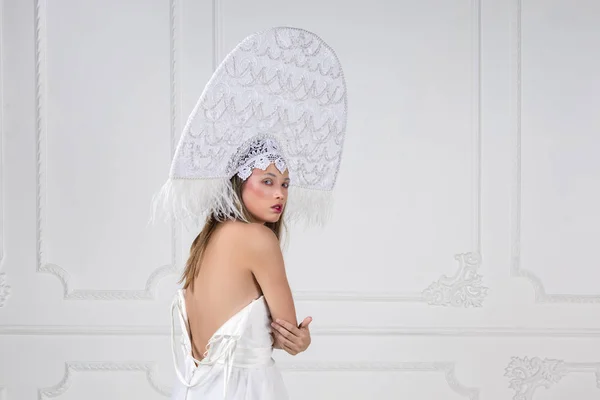 Mulher surpreendente no chapéu de boné tradicional russo kokoshnik — Fotografia de Stock