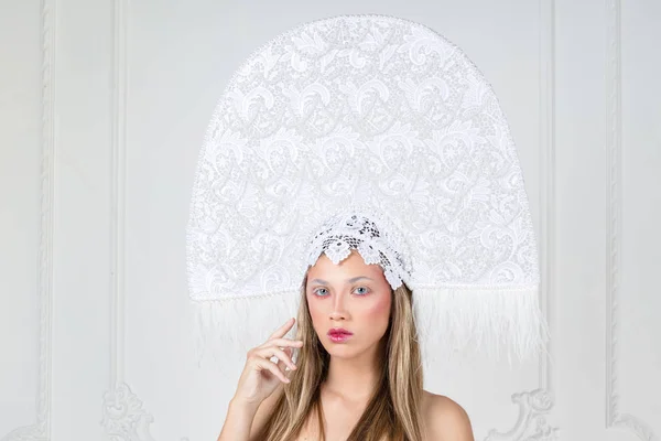 Portret pięknej blondynki w fantazyjnym kapeluszu — Zdjęcie stockowe