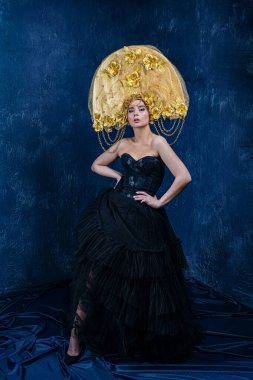 Dlack Dress ve altın şapkalı mükemmel kadın. Güzel Moda Modu