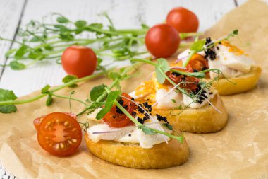 Güzel dekore edilmiş yemek sofrası, atıştırmalıklar...