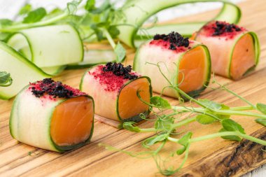 Güzel dekore edilmiş yemek sofrası, atıştırmalıklar...