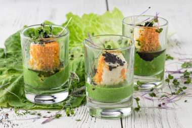 Parti için yemek servisi. Sandviç, meze ve meyve kapat