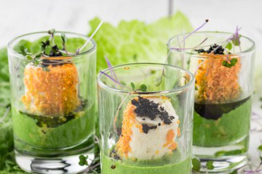 yemek servisi masasında gözlüklü