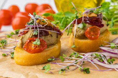 Güzel dekore edilmiş yemek sofrası, atıştırmalıklar...