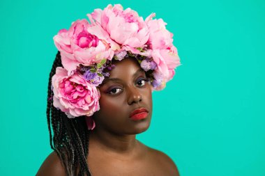 Mavi arka planda Afrika kökenli güzel bir kız.