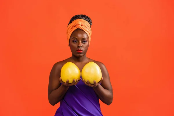 Africano waman segurando grandes frutos — Fotografia de Stock