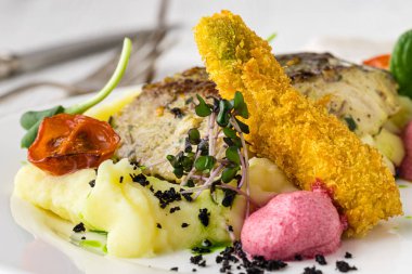 BBQ sebzeli ızgara balık filetosu.