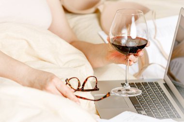 Coronavirus. Karantinaya alın. Çevrimiçi eğitim ve serbest çalışma. Bilgisayar, dizüstü bilgisayar ve uzaktan çalışan kız. Dünyada koronavirüs salgını. Okullar kapanıyor