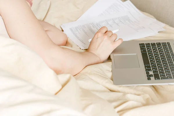 Wanita Dengan Laptop Tempat Tidur Freelancer Atau Pandemic Isolasi Diri — Stok Foto