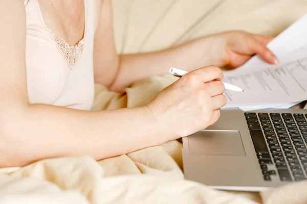 Yatakta Dizüstü Bilgisayarlı Kadın Çalışan Evden Izole Edilmiş Coronavirus Covid — Stok fotoğraf