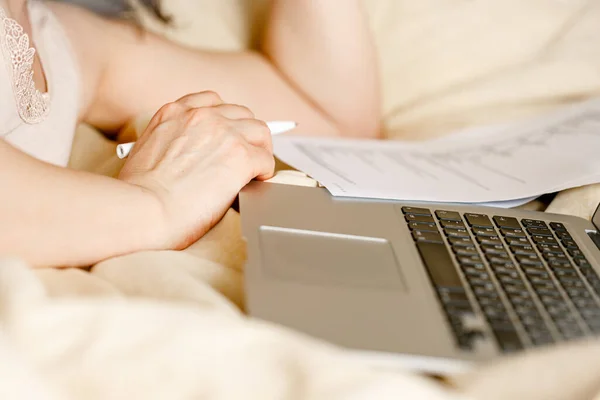 Mädchen Mit Laptop Auf Dem Bett Einem Weißen Modernen Zimmer — Stockfoto