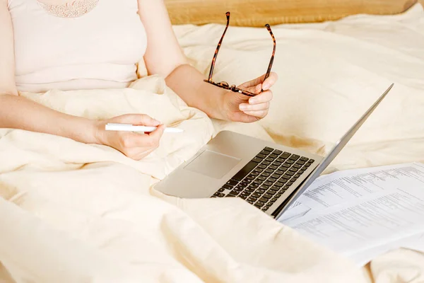 Frau Arbeitet Einem Laptop Der Auf Dem Bett Haus Liegt — Stockfoto