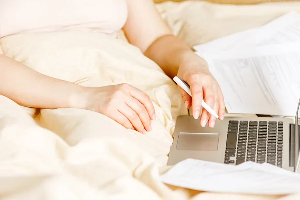 Laptop Kullanan Bir Kız Beyaz Modern Odada Yatakta Yatıyor Evden — Stok fotoğraf