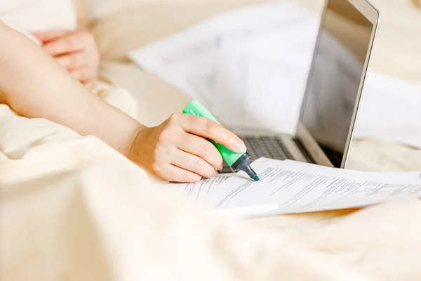 Mujer Feliz Sentada Una Cama Trabajando Remotamente Chica Cuaderno Portátil — Foto de Stock