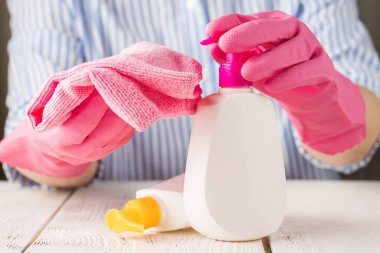 Kadın pres pompası temizleyici alkol dezenfekte edici el jeli şişesi el yıkama için Coronavirus ve mikrop enfeksiyonu, temizlik hijyen önleme enfeksiyonların yayılmasını önlemek için mikrop konsepti