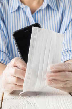 Mikropları yok etmek için cep telefonu temizleme, Covid-19 Corona virüsü bulaşmasın diye pamuk ve alkol kullanma.