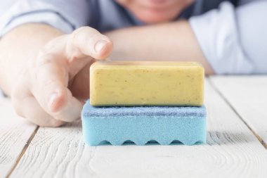 Elleri sabun ve suyla iyice yıkamak virüslerden yayılan mikropları öldürmek virüslerin yayılmasını engelleyebilir.