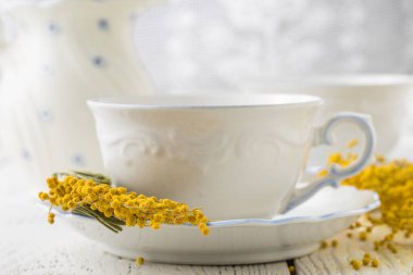 Süslü beyaz porselen çay seti, fincanlar ve çay tabakları. Porselen güllü lüks tasarım.