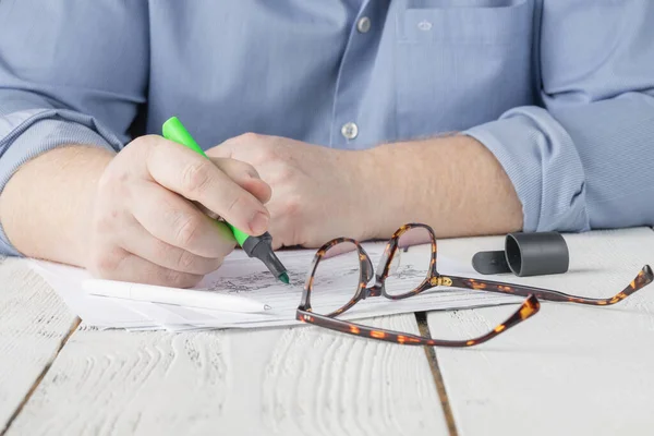 Coronavirus Ausbruch Mann Arbeitet Von Hause Aus Und Trägt Einmalhandschuhe — Stockfoto