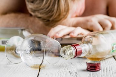 Yetişkin adam Coronavirus 'un sebep olduğu alkollü ev karantinası içiyor.