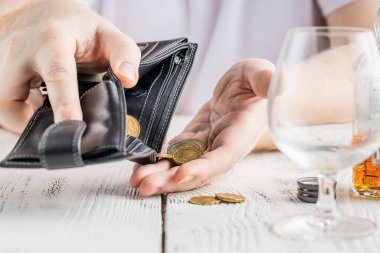 Cüzdanında daha fazla alkol parası yok.
