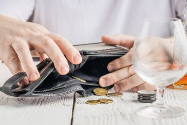 Çaresiz bir adam depresyona girer ve alkolik ve perişan olur. Bağımlılığı onu yalnızlığa ve yoksulluğa sürüklüyor.