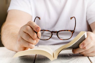 Kitap okuma gözlüklü ellerde yakın görünüm