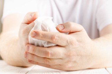 Evde ya da iş yerinde gün içinde virüs ve bakterilerden beyaz alkol peçete dezenfeksiyonu kullanarak insan elinin orta kısmını temizleyin.