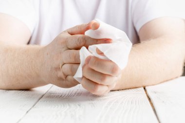 Evde ya da iş yerinde gün içinde virüs ve bakterilerden beyaz alkol peçete dezenfeksiyonu kullanarak insan elinin orta kısmını temizleyin.