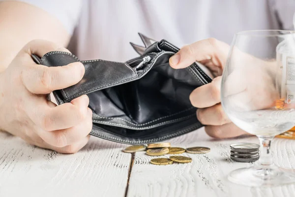 Paranın arka planında boş bir şişe. Alkolizm ve yoksulluk