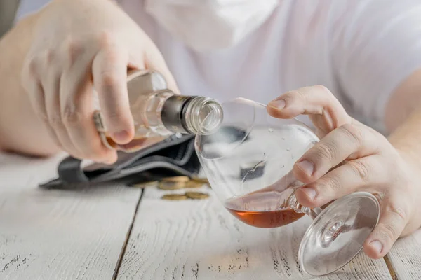 Dorosły Mężczyzna Pije Alkohol Domowej Kwarantanny Spowodowanej Przez Koronawirusy — Zdjęcie stockowe