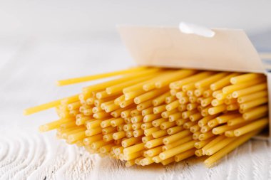 Mutfakta spagettiyi tutan eller.