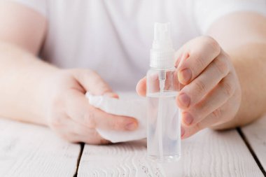 El dezenfektanı ve el dezenfektanı kullanan eller. Salgın veya salgın sırasında virüs enfeksiyonunu önlemek