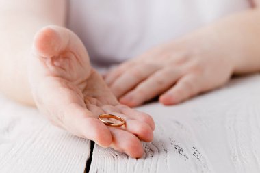 Adam nikah yüzüğünü çıkarıyor.