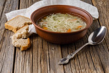 Geleneksel erişteli tavuk çorbası.