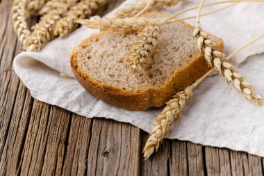 Kesme tahtasında dilimlenmiş çavdar ekmeği yakın plan.