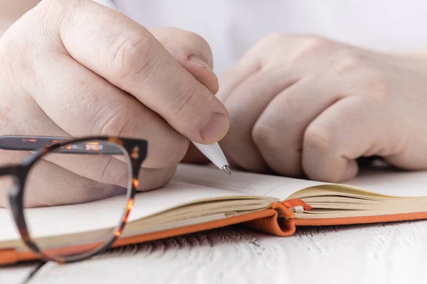 Mão Fechada Estudante Escrevendo Notas Caderno — Fotografia de Stock