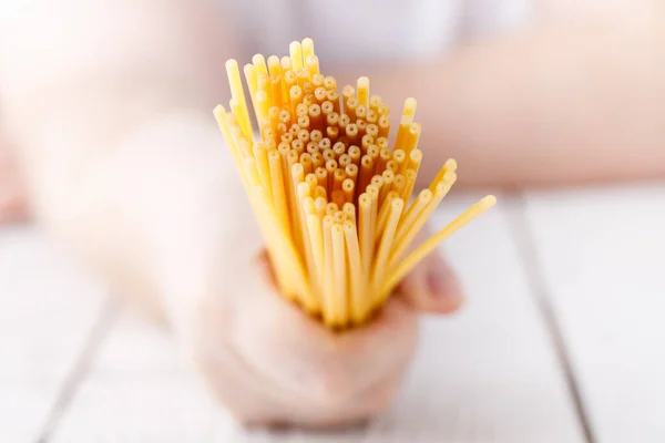 Mężczyzna Ręce Kuchni Gospodarstwa Spaghetti — Zdjęcie stockowe