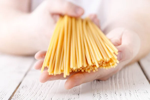 Man Hands Kitchen Holding Spaghetti — Stock Photo, Image