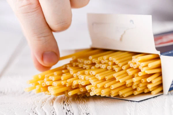 Ręce Trzymające Spaghetti Kuchni — Zdjęcie stockowe