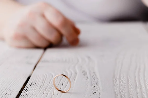 Hombre Está Quitando Anillo Bodas — Foto de Stock