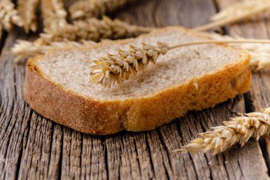 Tahta masada bir parça ekmek.