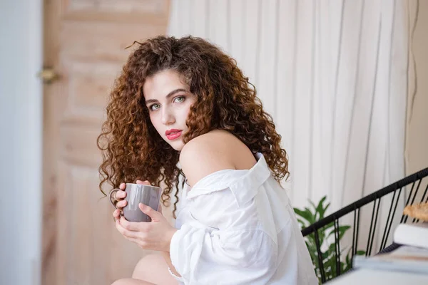 Mulher Relaxante Sentado Quando Ela Chega Casa Hora Verão — Fotografia de Stock