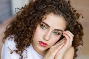 Yazın eve geldiğinde dinlenen kadın.